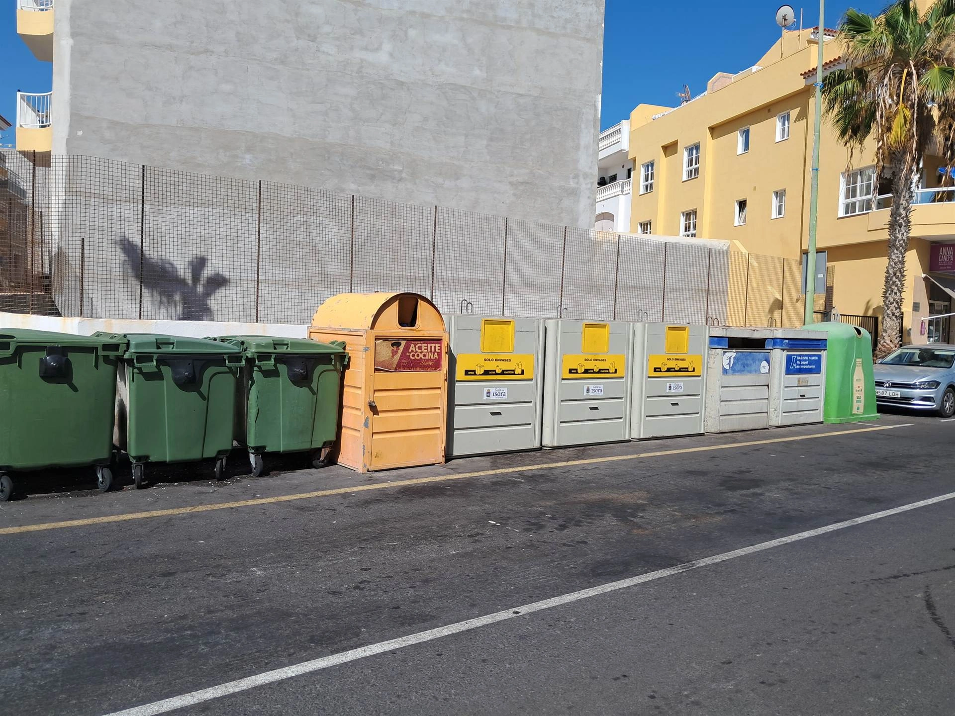 Сортувальні баки неподалік пляжу