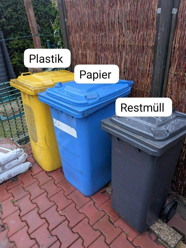 Різнокольорові баки для сміття