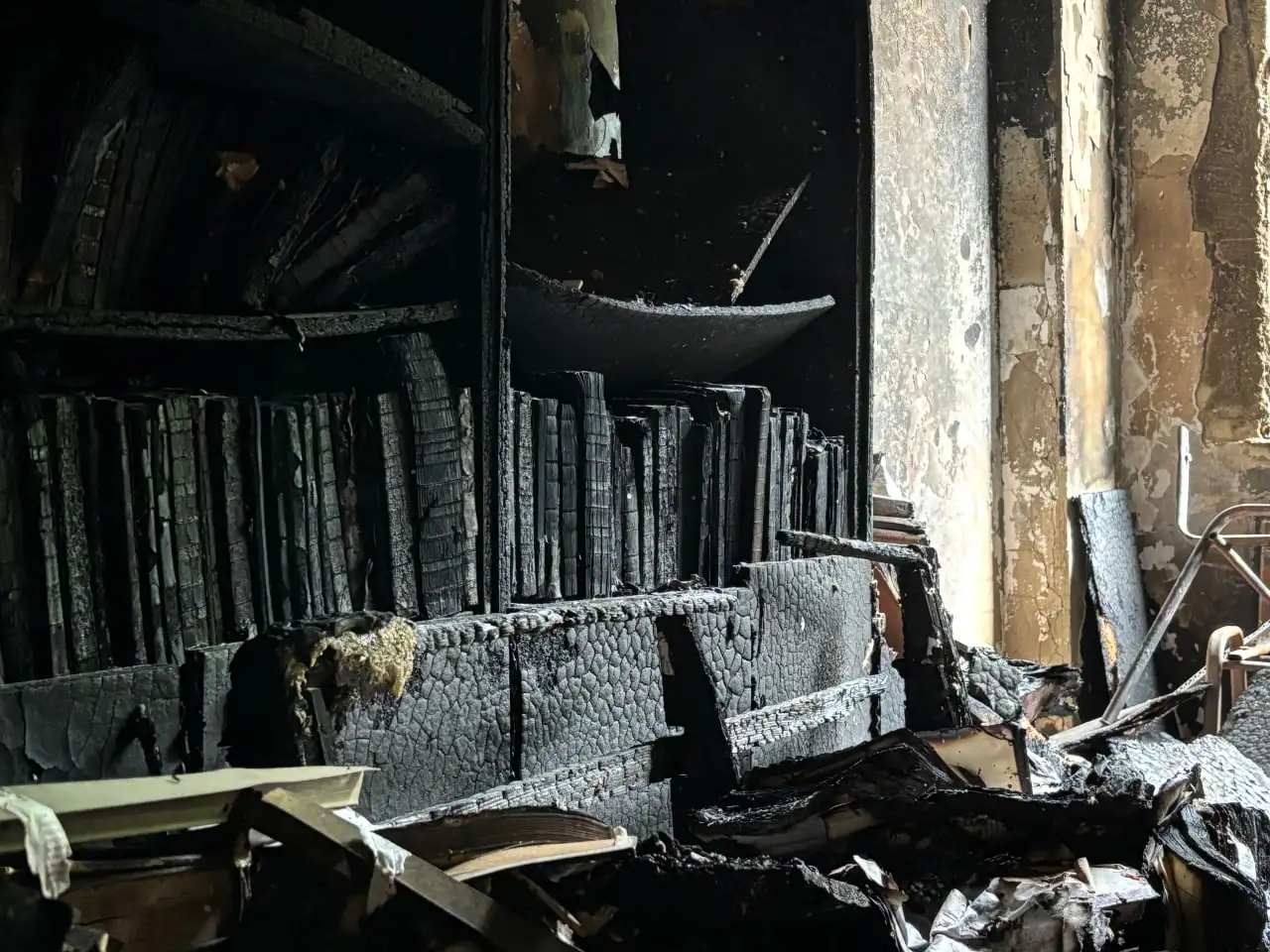 biblioteka zgorila v sumdu спалені книжки в бібліотеці СумДУ