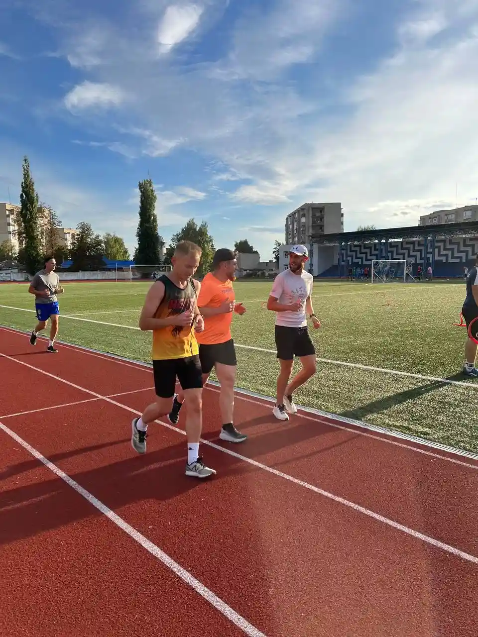 У Сумах спортсмени бігають влітку на стадіоні