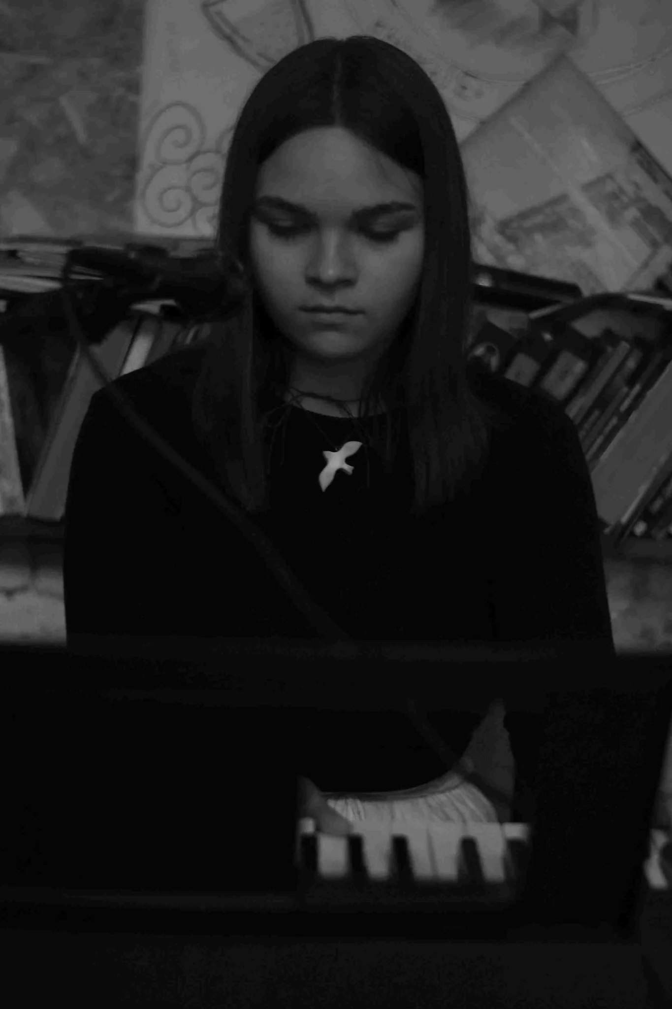 blahodiynyk biuro art 1 Я граю на клавішах на благодійнику