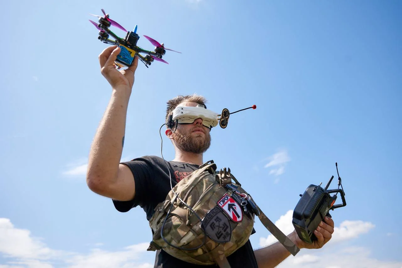 fpv dron sumshchyna Військовий з FPV-дроном