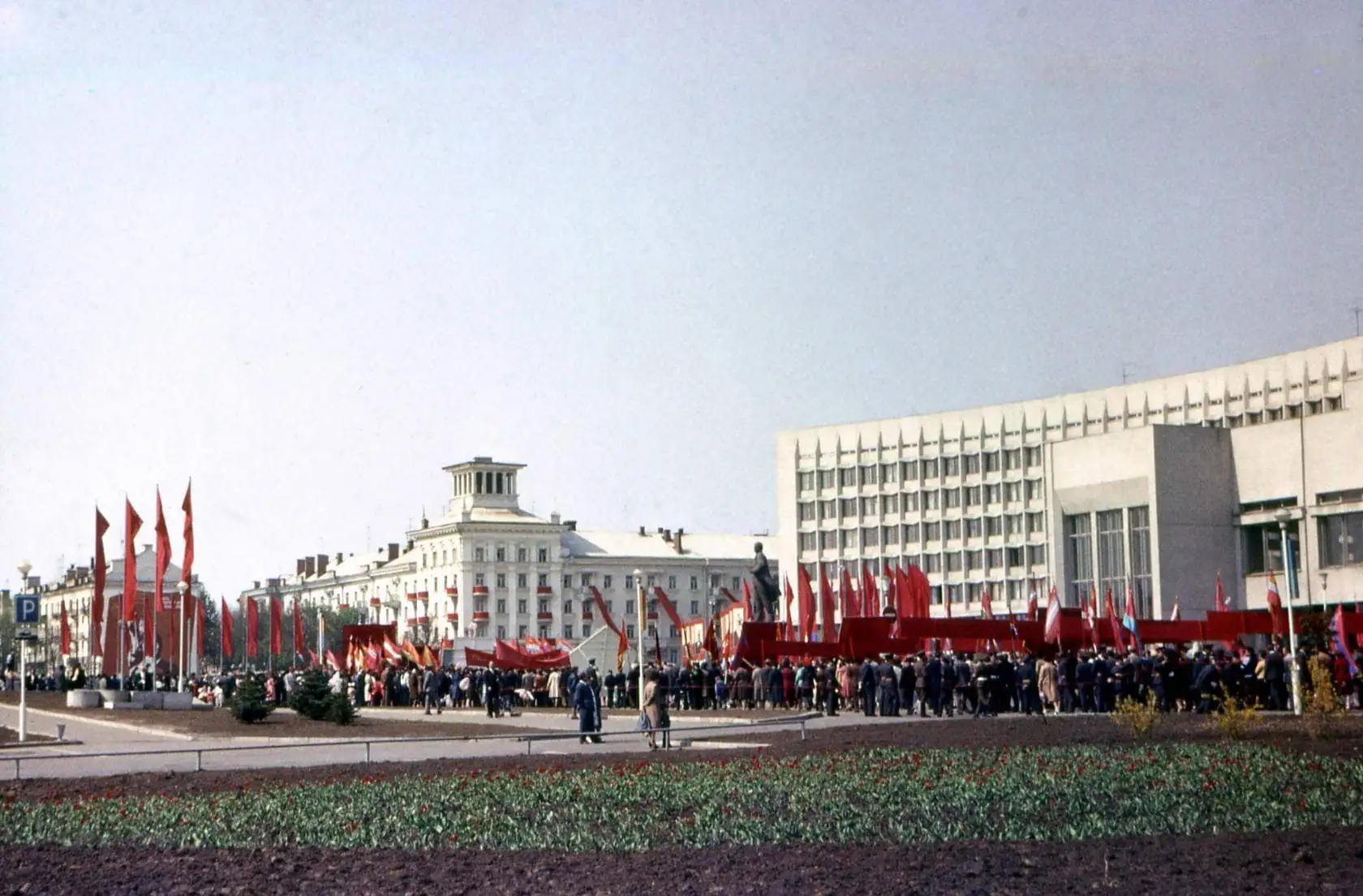 радянські демонстрації біля будівлі ОДА