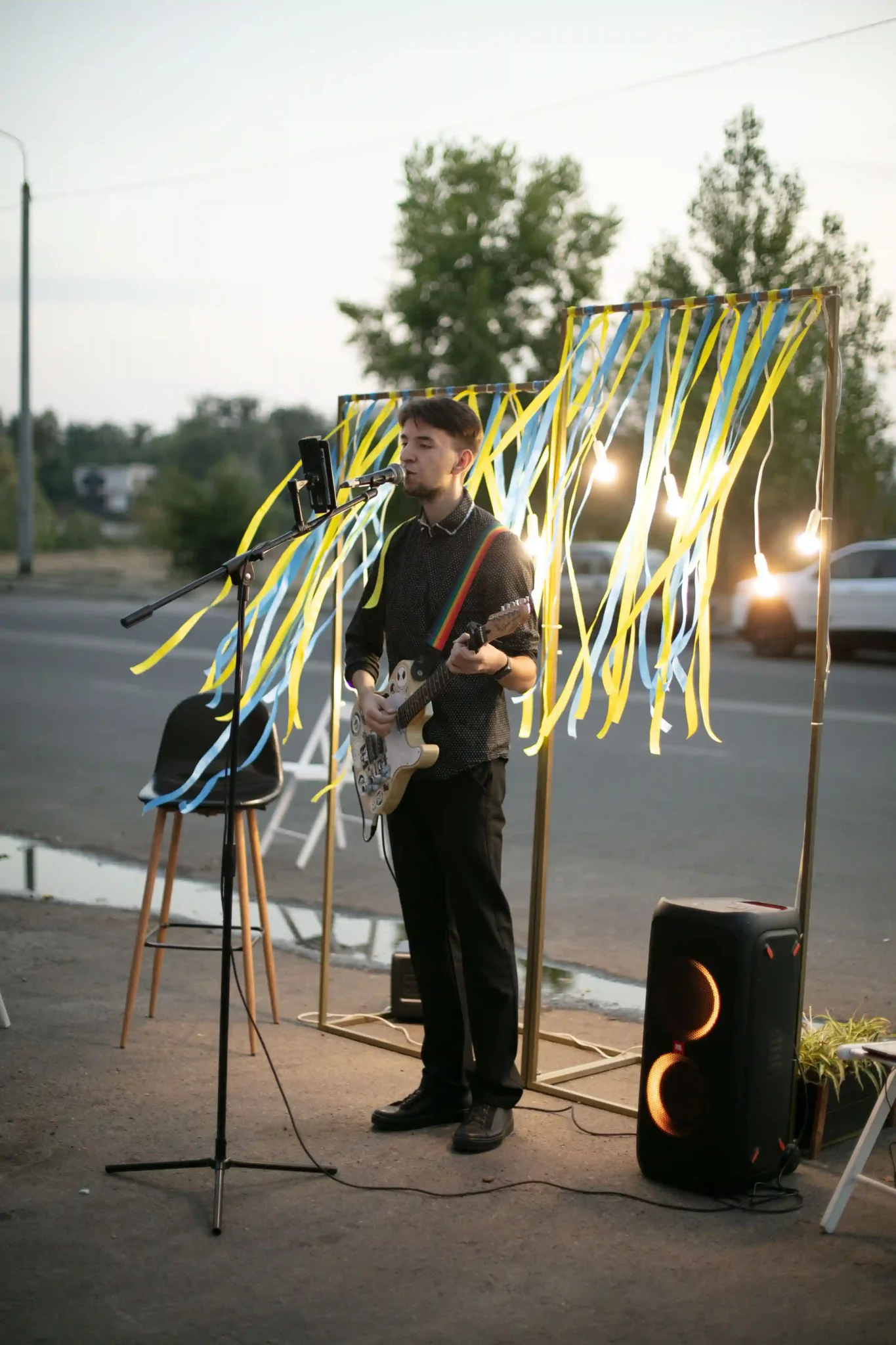 благодійний концерт біля кав'ярні Piccolino