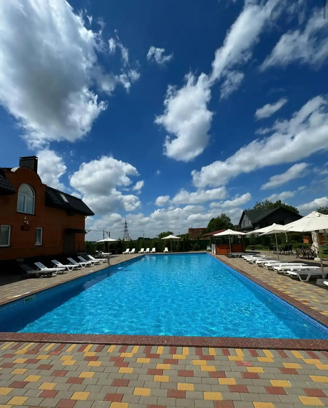 Літній басейн на відкритому повітрі в Сумах