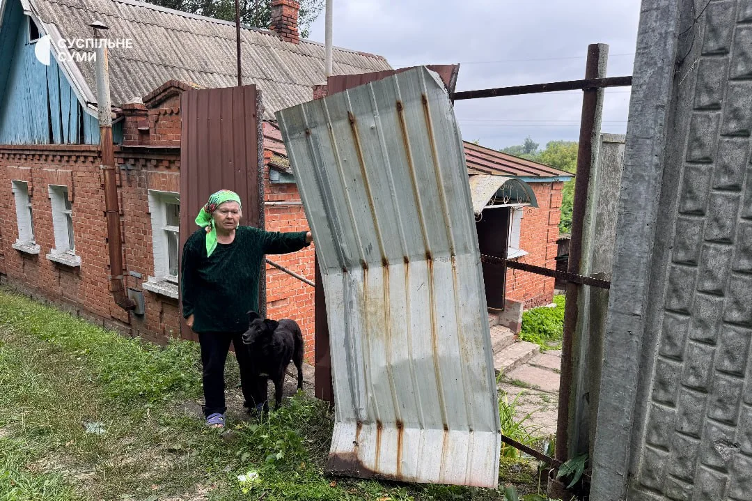 Обстріл Сум із РСЗВ. Жінка біля пошкодженого паркану