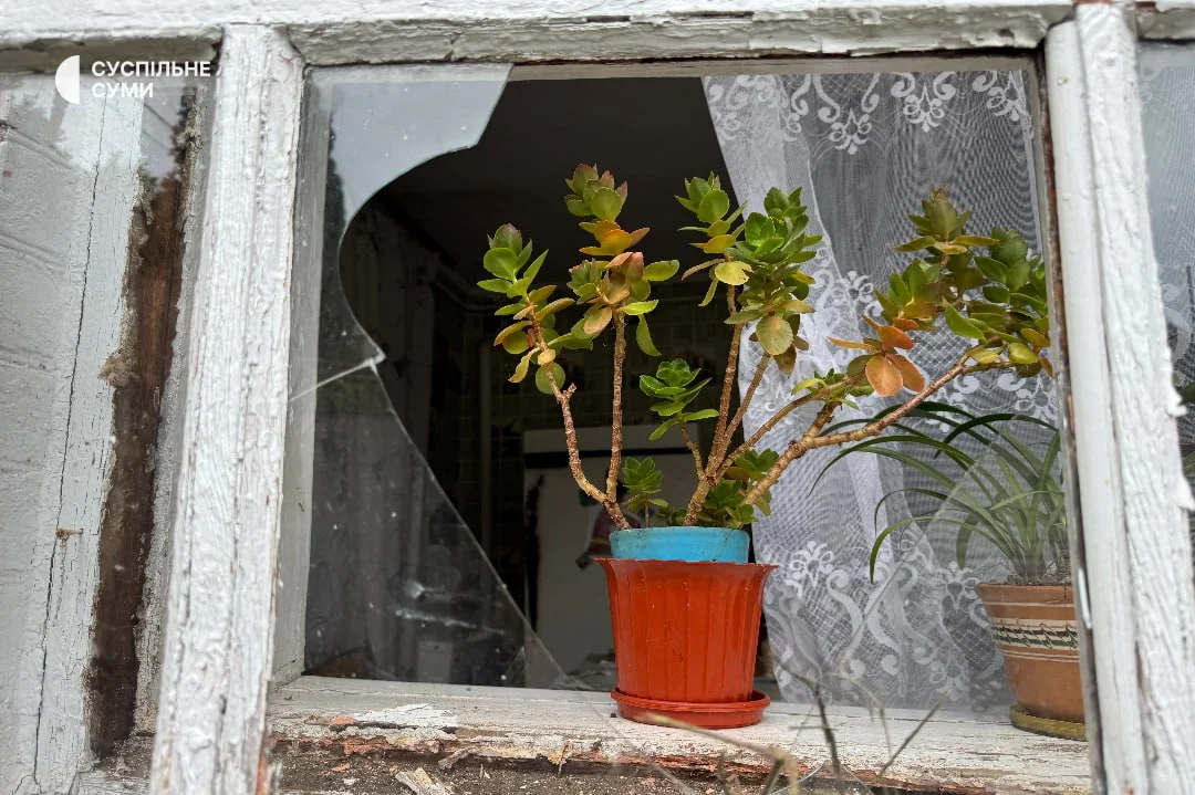 Обстріл Сум із РСЗВ. Пошкоджене вікно