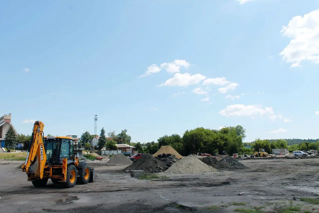 remont ploschi u Trostanci ремонтні роботи на привокзальній площі у тростянці