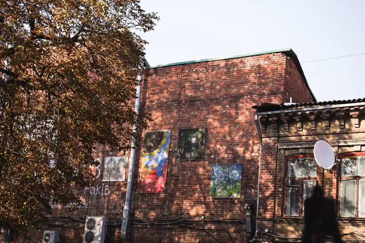 Картини в мистецькому дворику в Сумах