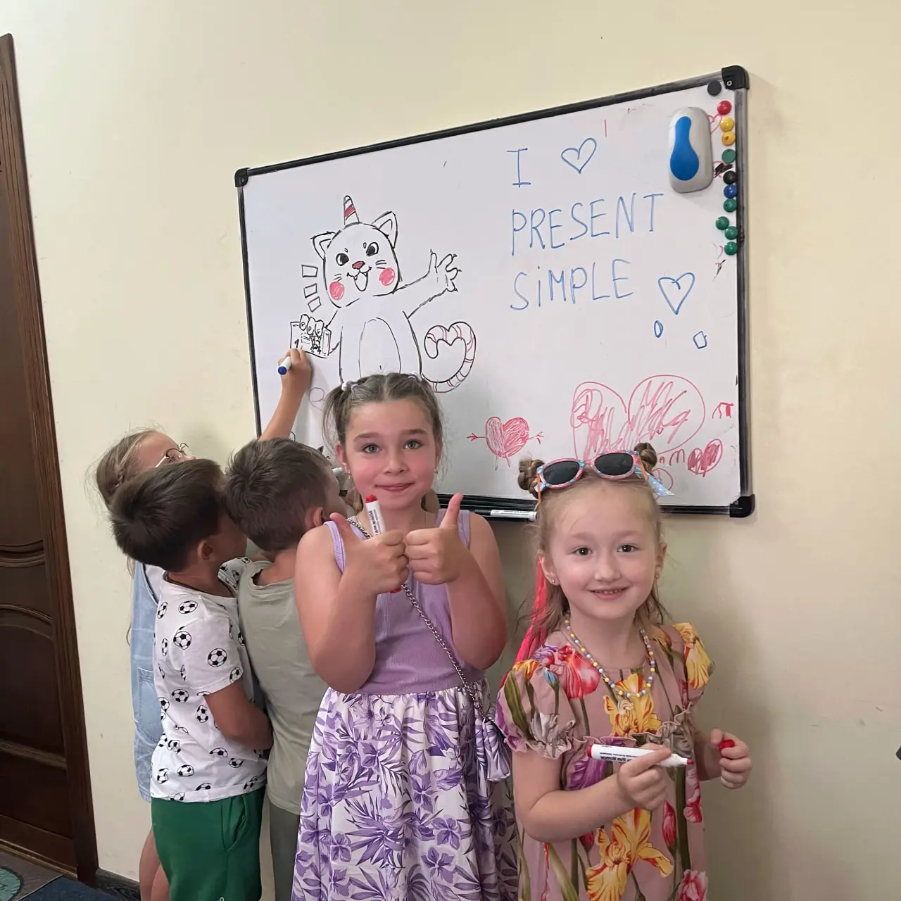 Діти на занятті у Present simple 2