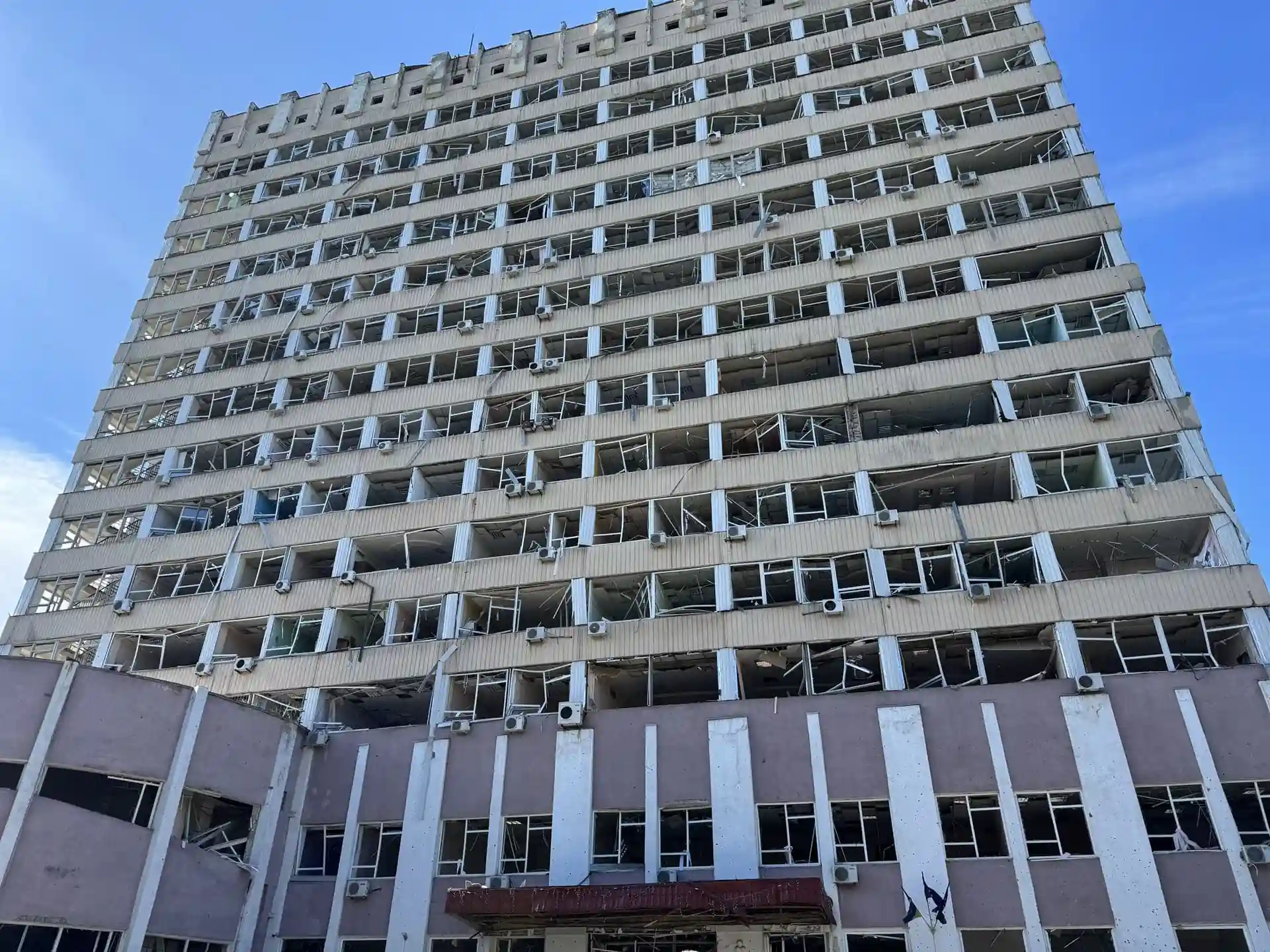 vybyti vikna v zakladi osvity vnaslidok udaru rf Пошкоджений заклад освіти в Сумах через російську ракету