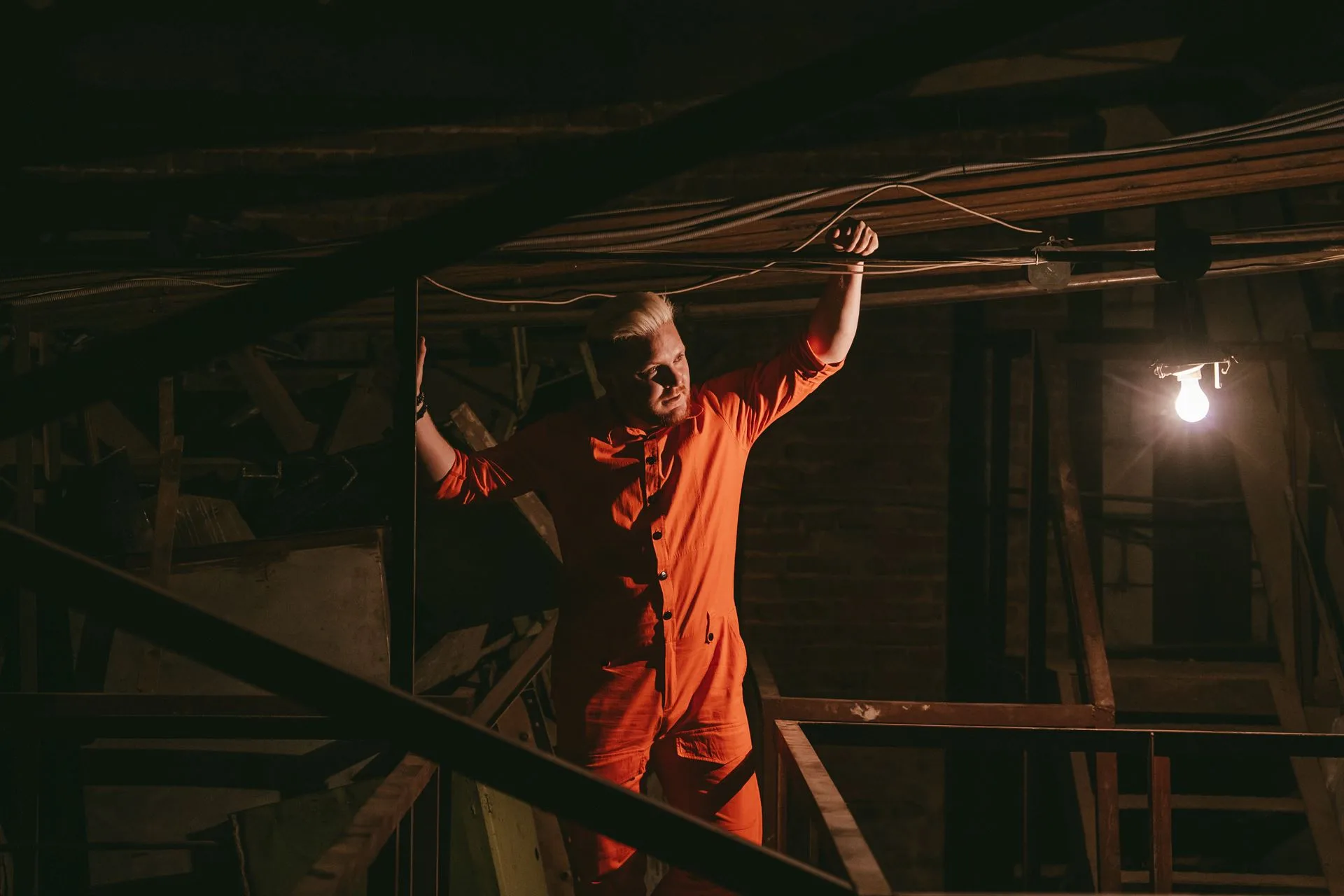 Dmytro Nekrasov Sumy Дмитро Некрасов позує для фото на горищі