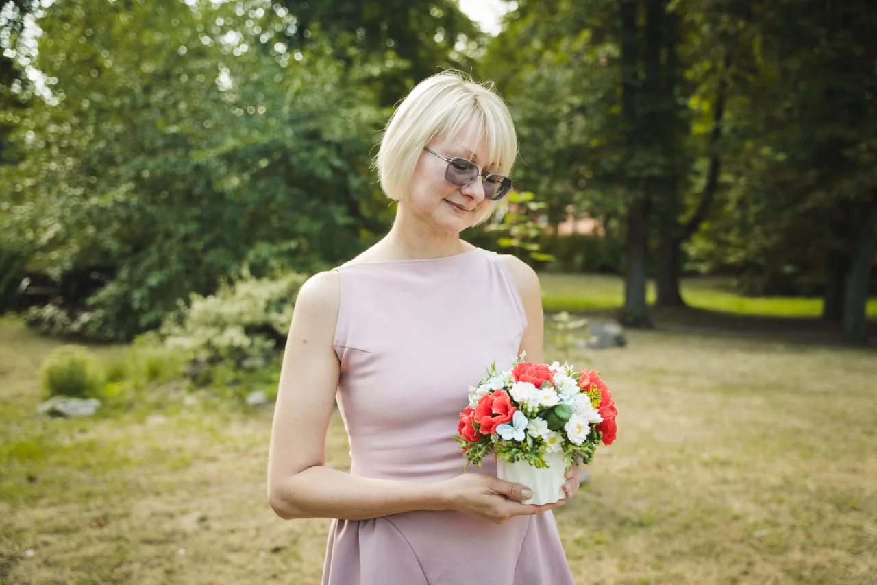 Сум'янка виготовляє квіткові букети з мила і продає у своєму магазині