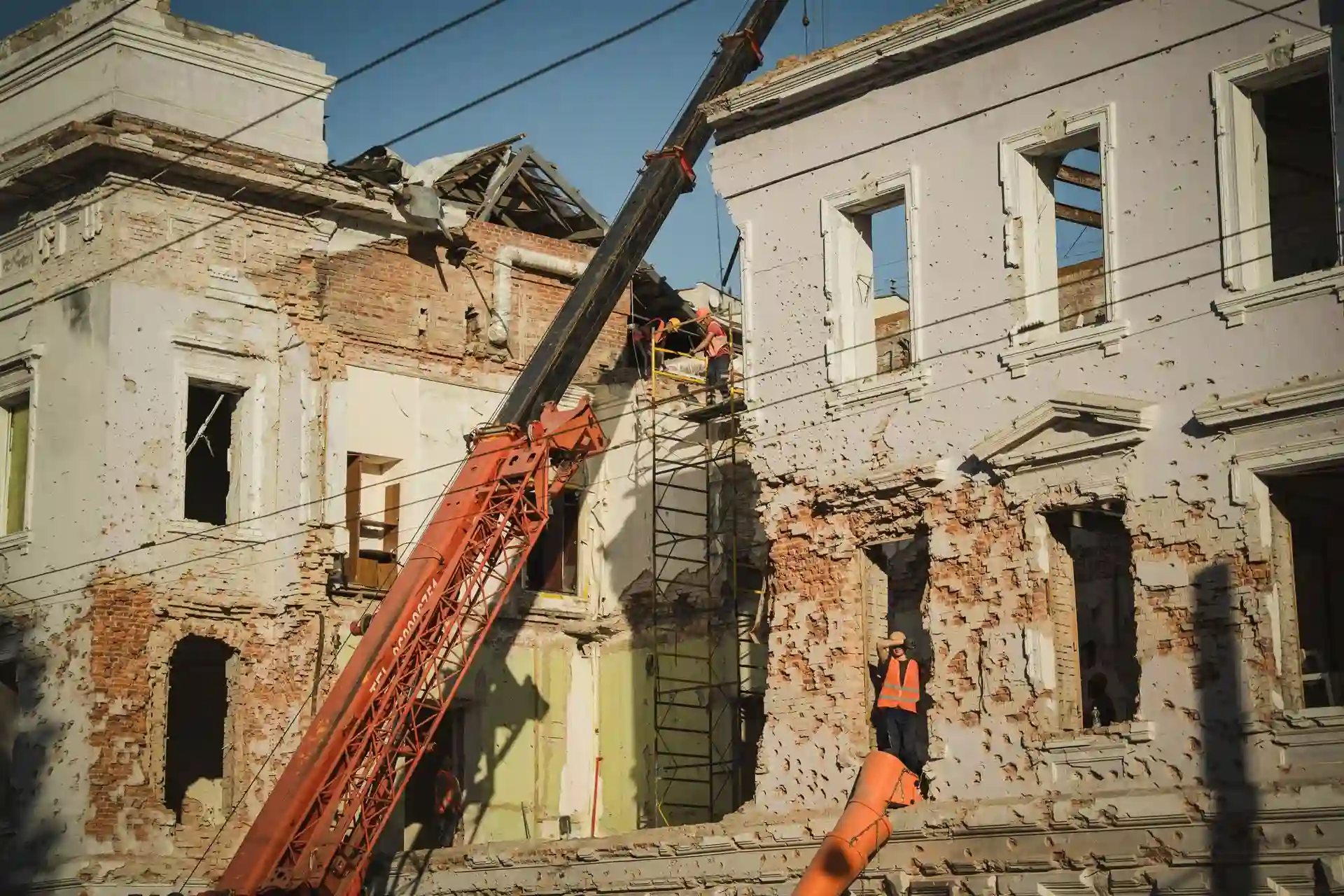 Роботи з демонтажу в одному з пошкоджених корпусів СумДУ