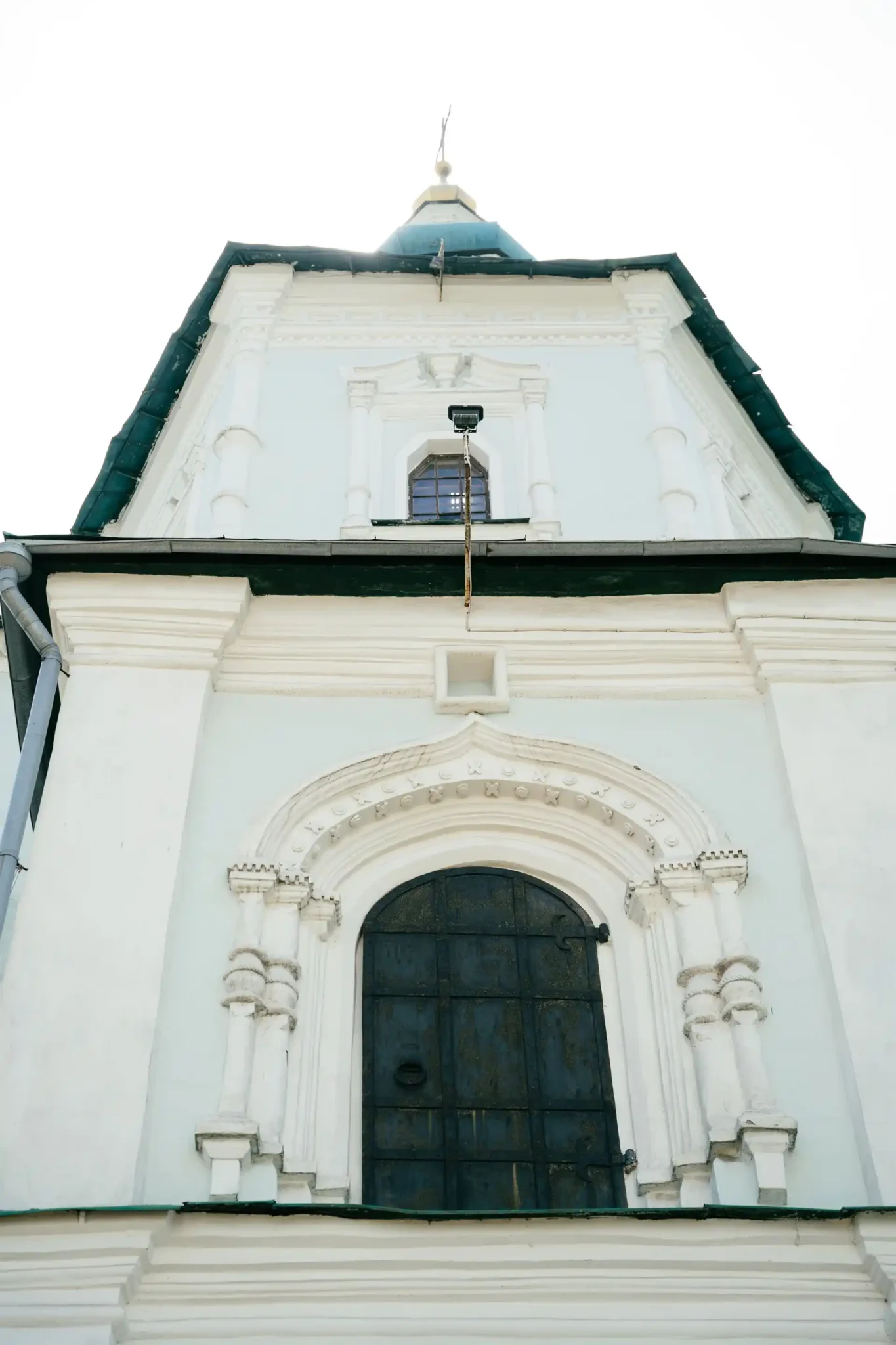 Старовинні зовнішні двері на фасаді, що виходять нібито в нікуди