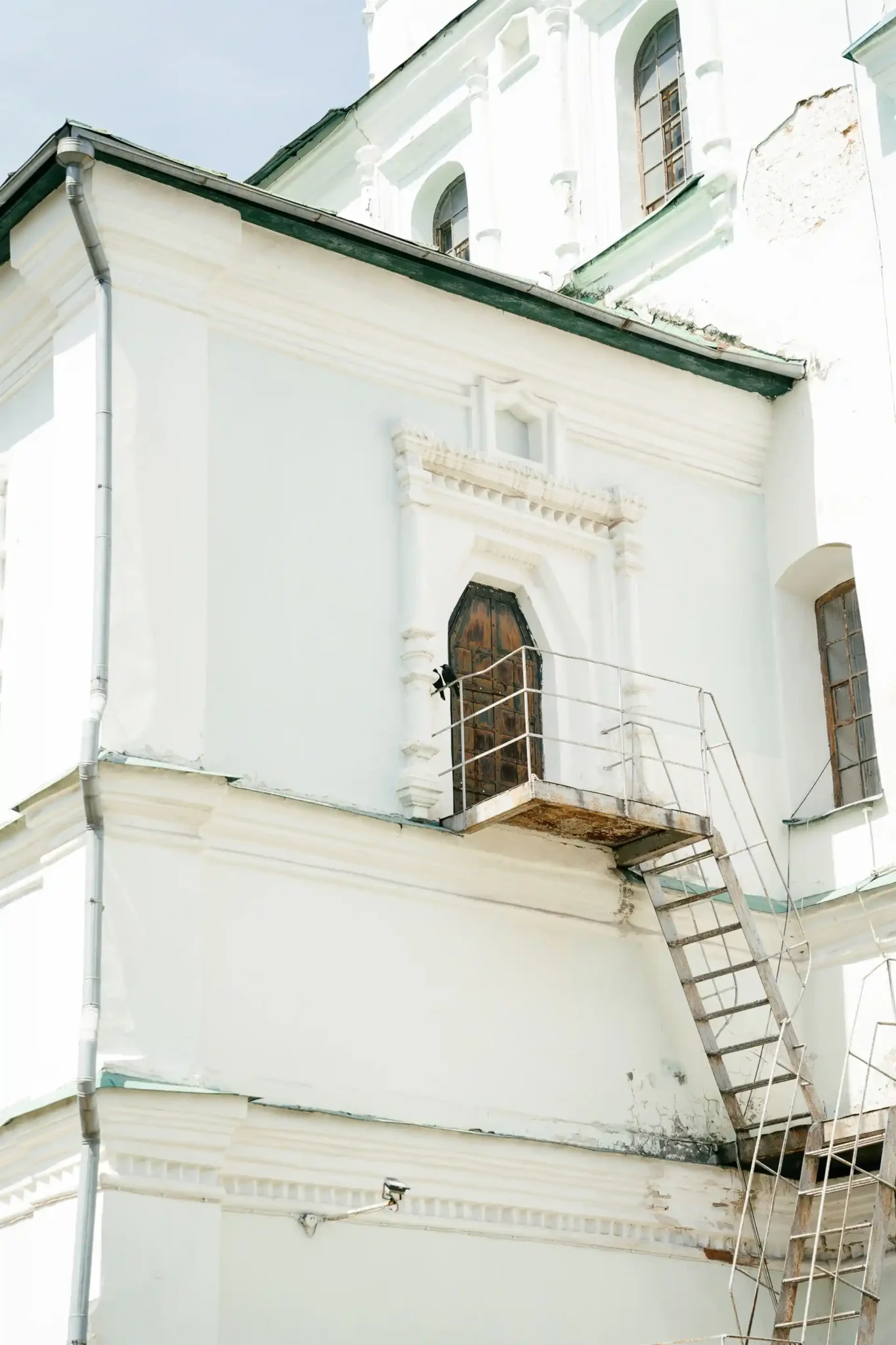 Товсті стіни церкви з цегляною кладкою, що бачили засновників міста та витримали не одне лихо