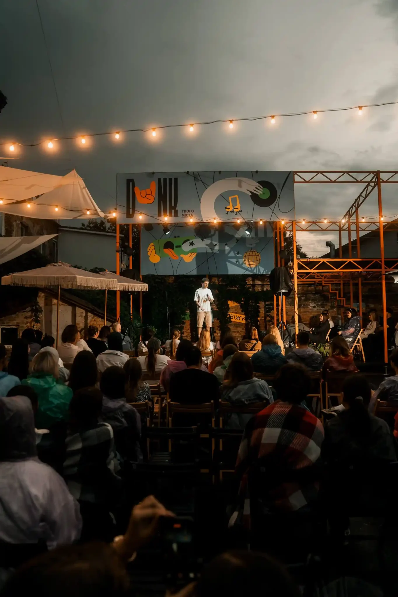 Фелікс Редька на стендапі у Дворику на Кузнечній