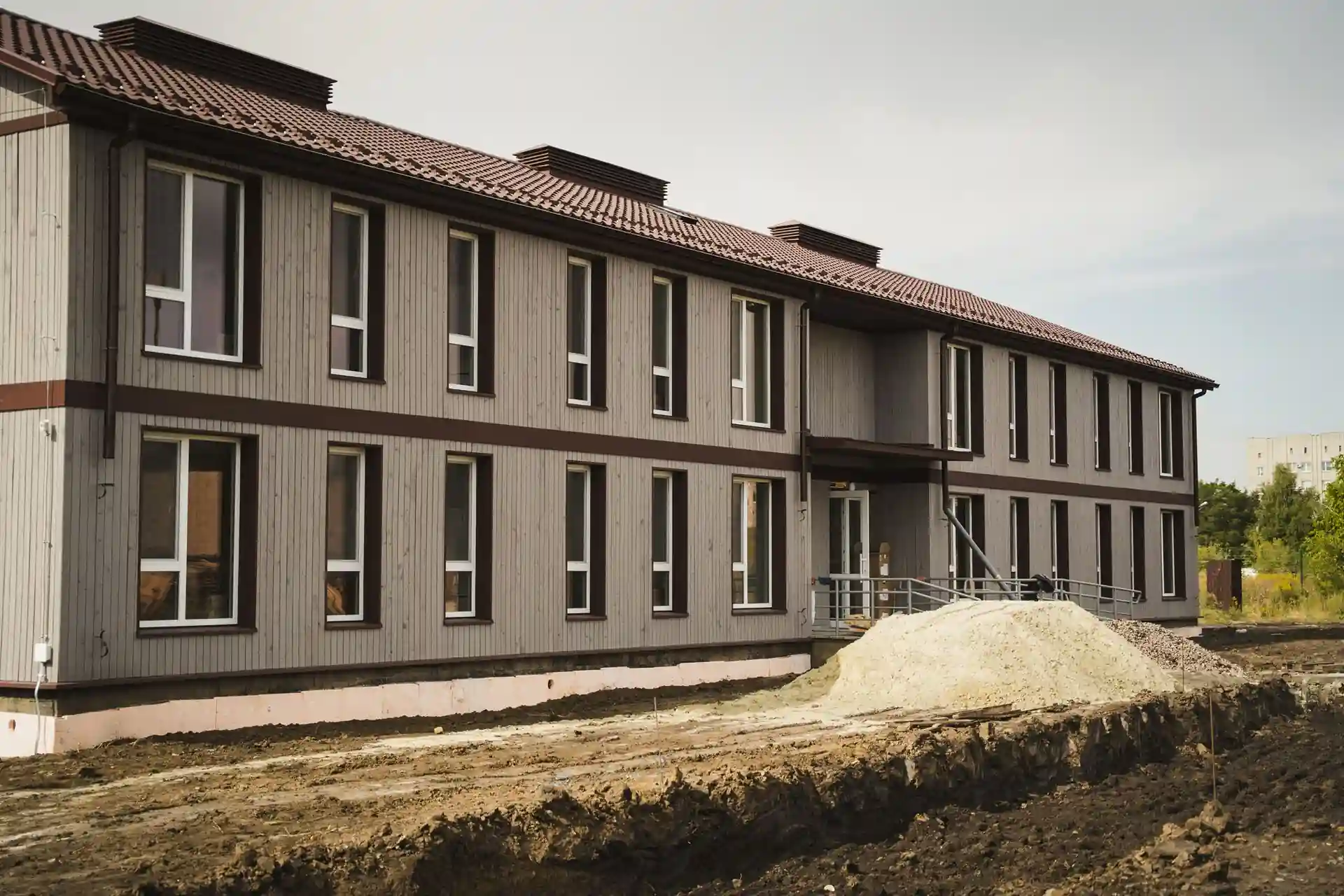 modulʹne mistechko v sumakh vid chervonoho khresta Будинок у модульному містечку в Сумах