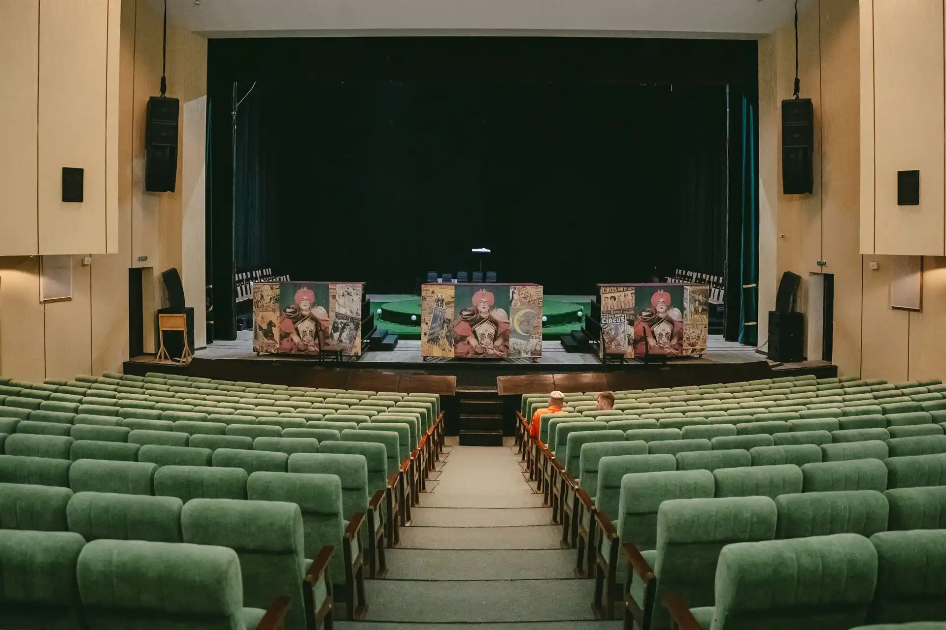 porozhnya zala teatr sumy Порожня зала театру в Сумах