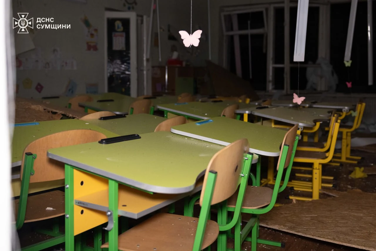 Пошкоджений дитсадок у Сумах внаслідок атаки