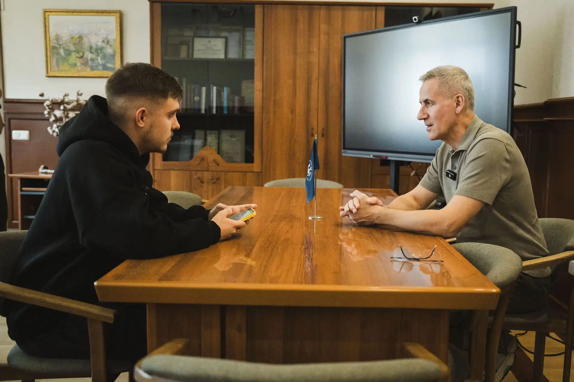 Василь Карпуша у своєму кабінеті