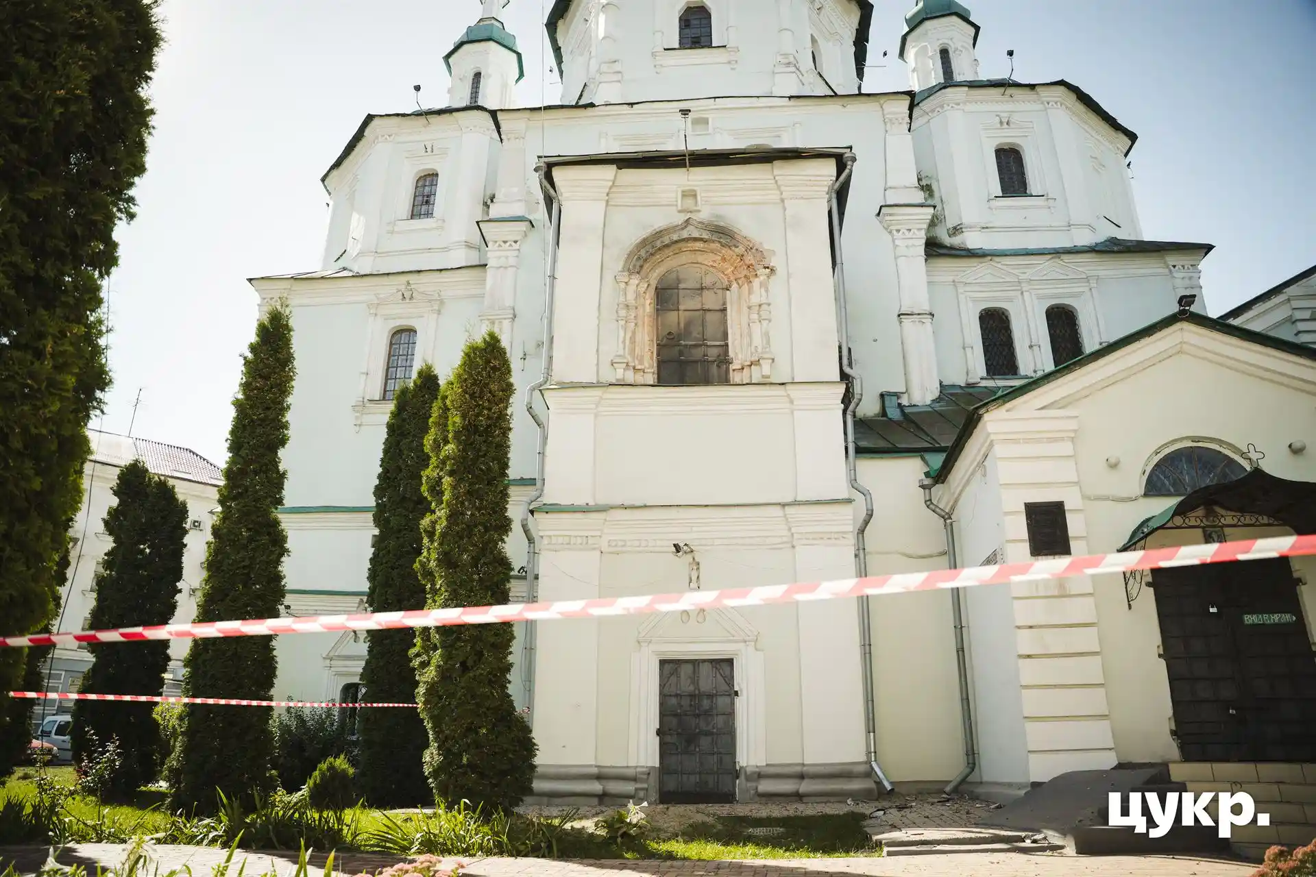Наслідки атаки російського безпілотника на Воскресенський храм, що пошкодив його фасад