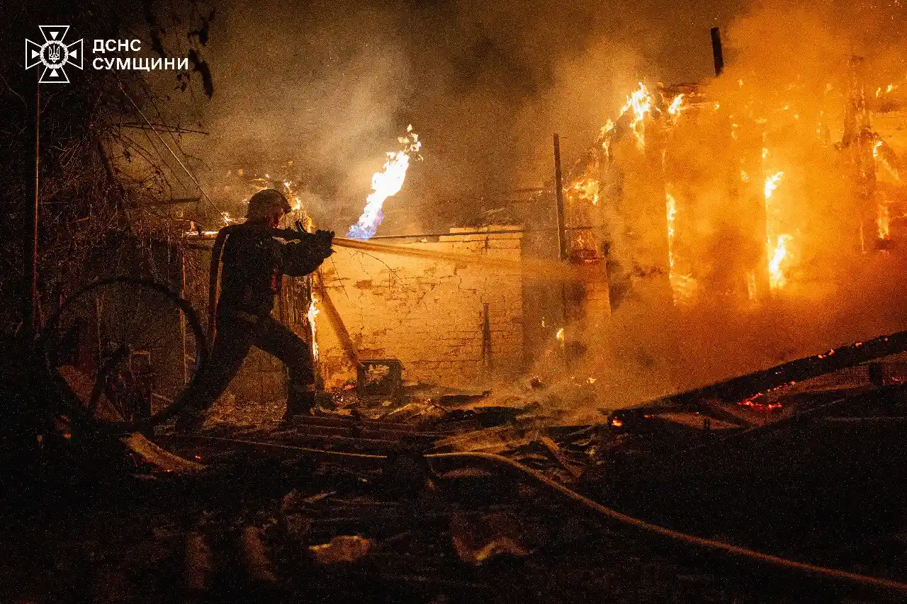 Руйнування в одному з населених пунктів Сумської громади після серії ворожих ударів 25 серпня