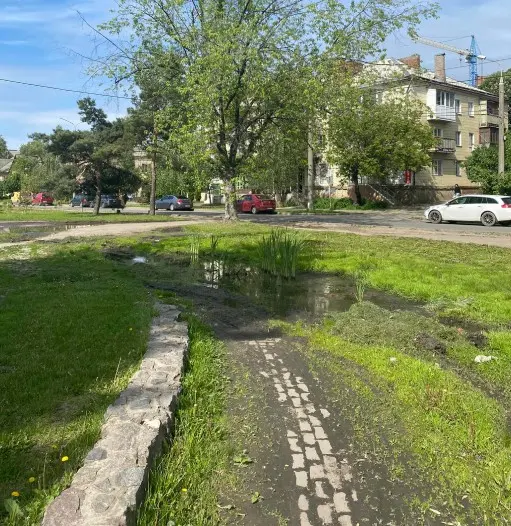 trotuar bolota sumy заболочений тротуар у місті Суми