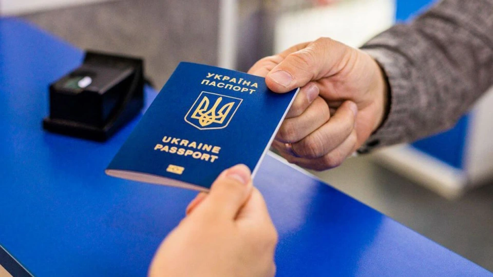 Виїзд молодих чоловіків з України за кордон