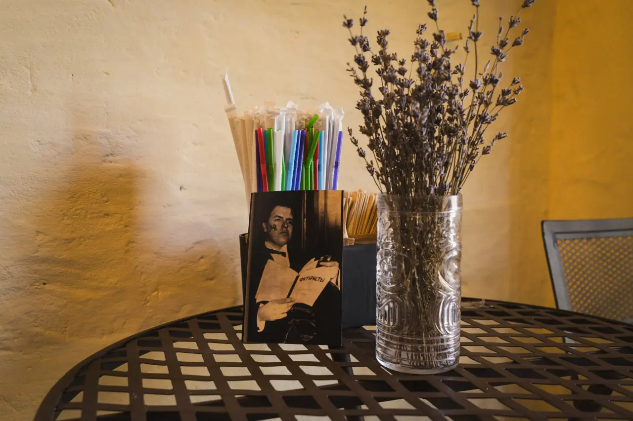 burluk kava фото Давида Бурлюка у кав'ярні