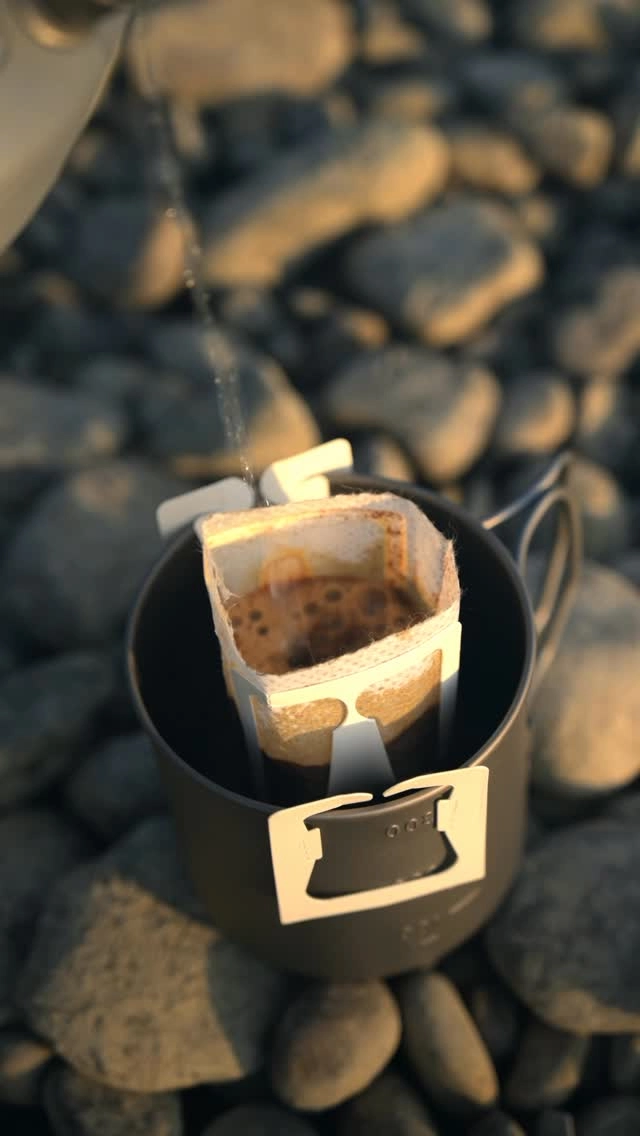 Бариста заварює дріп-каву на вулиці