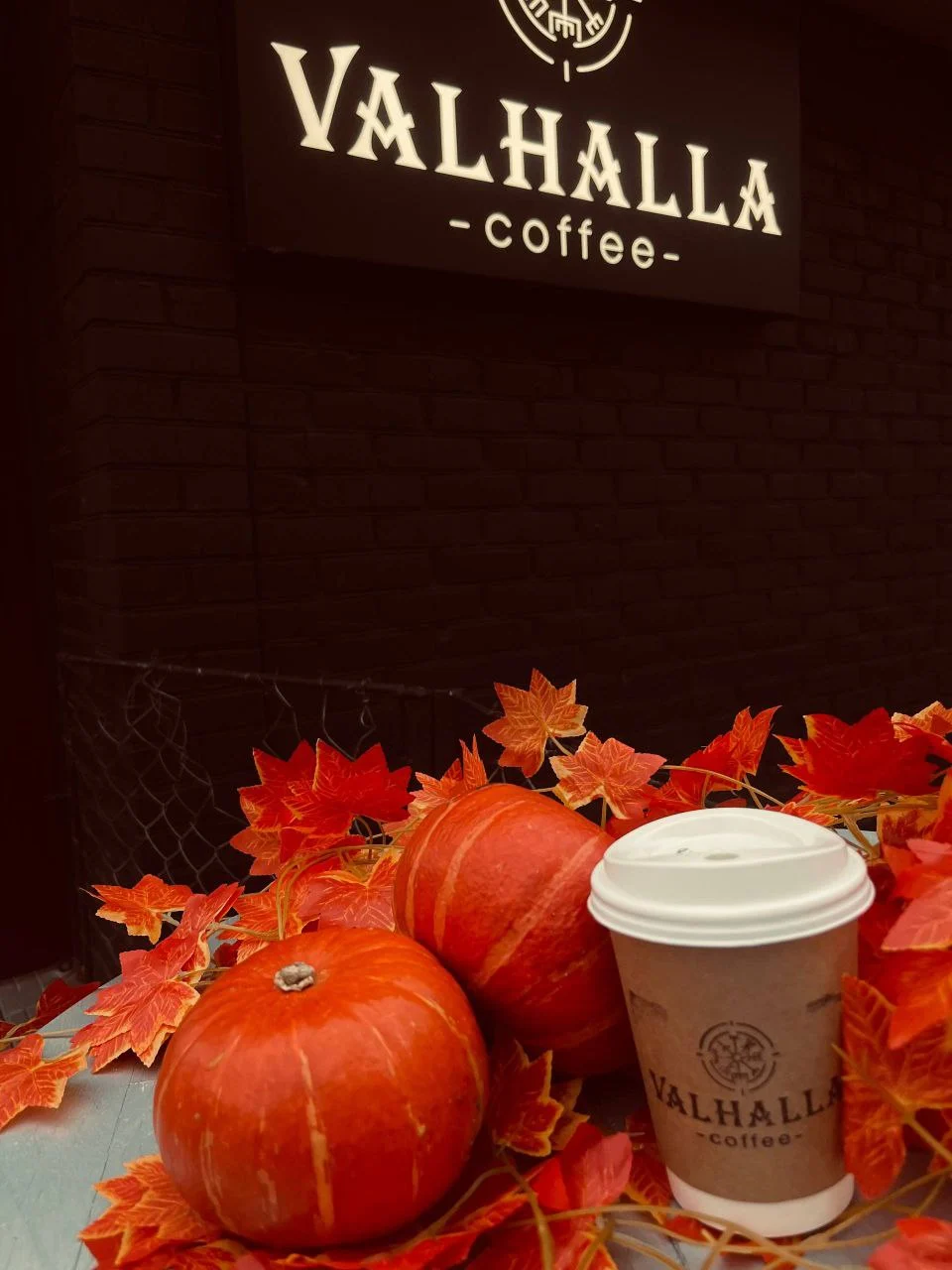 Восени кав'ярню прикрашають гарбузами, ліхтариками й листям.