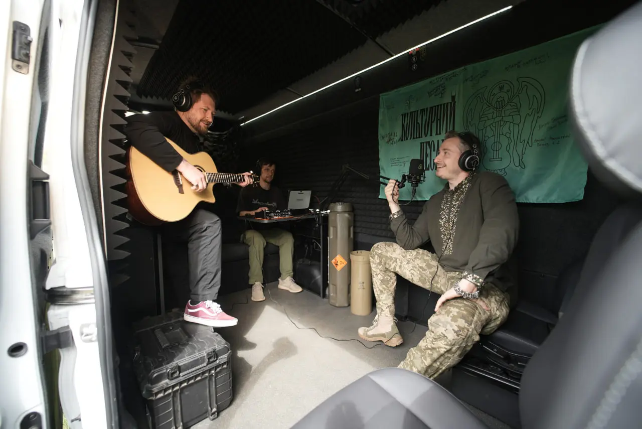 Культурний десант пише пісню у прифронтовій мобільній студії звукозапису