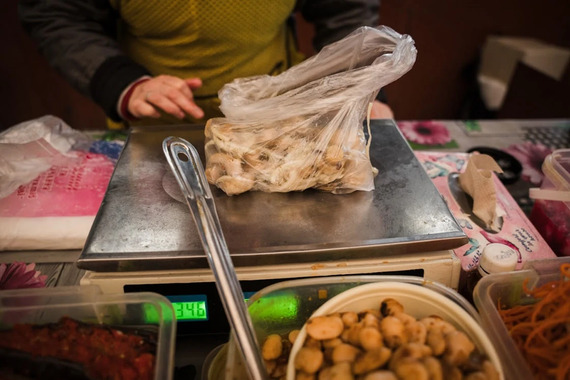 kupuiiemo hryby u prodavchyni Світлана Володимирівна продає квашені гриби й пригощає іншими овочами.