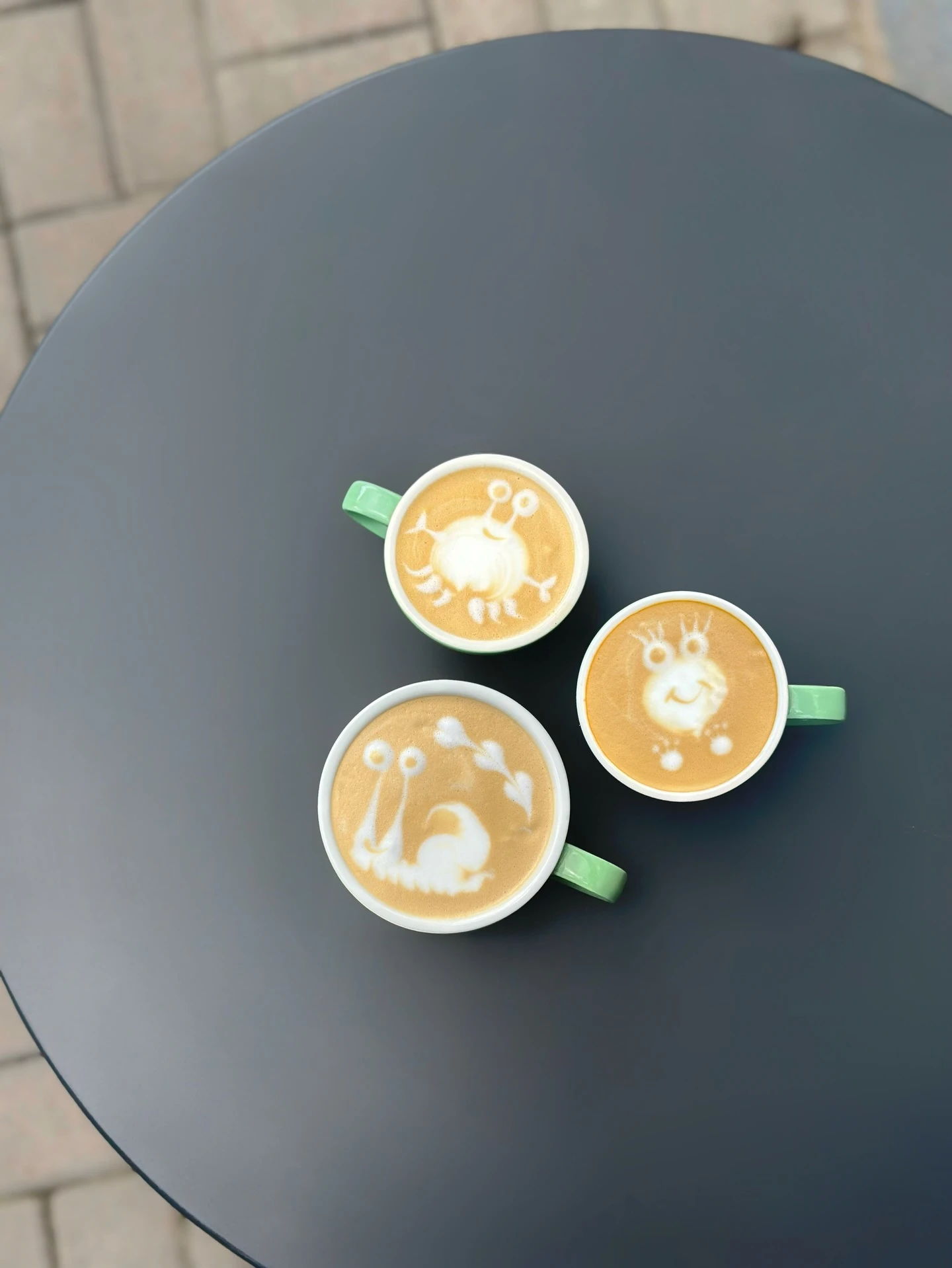 Сумська кав'ярня CoffeeMan прикрашає напої молочною пінкою із різними візерунками