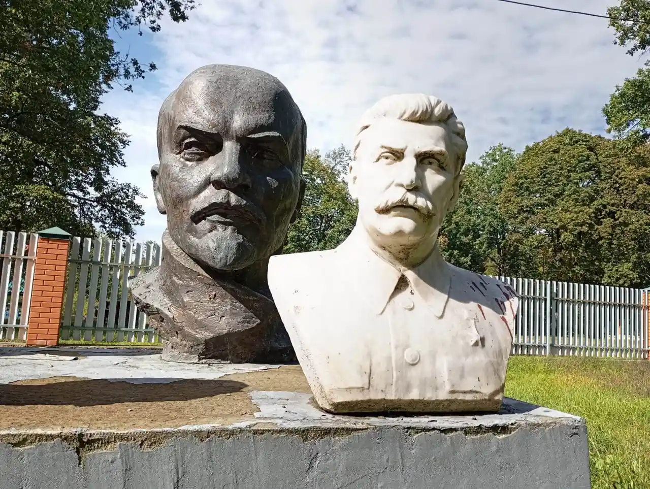 бюсти леніна та сталіна на Сумщині