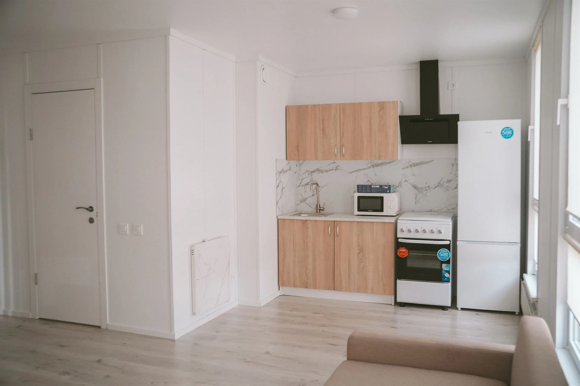 Обладнана кухня в модульному будинку