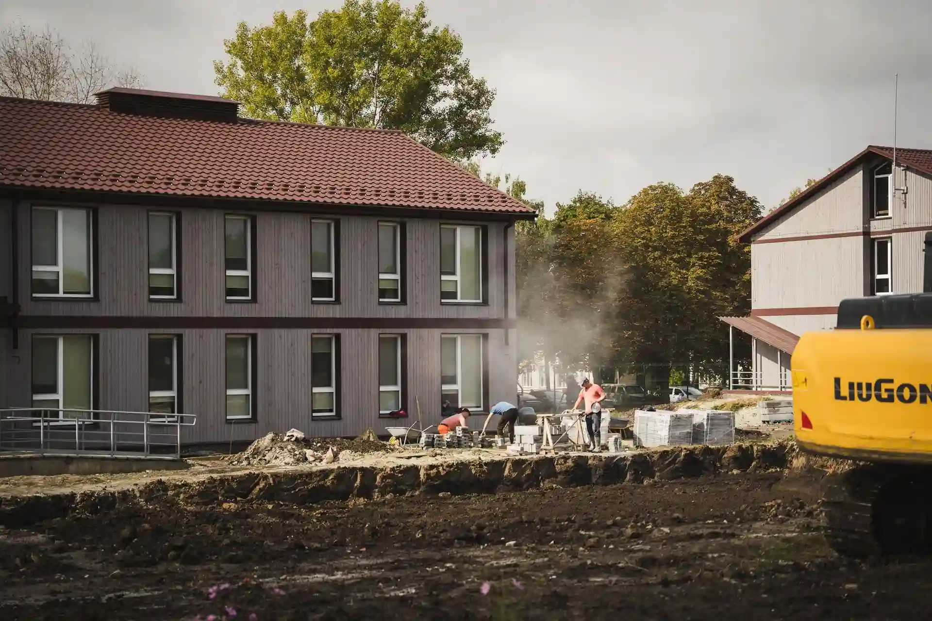 Зведення перших двох будинків модульного містечка для переселенців у Сумах. Роботи на фінальному етапі
