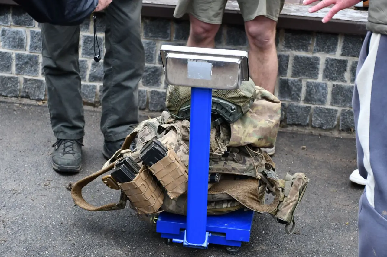 повна військова амуніція вагою 30 кг