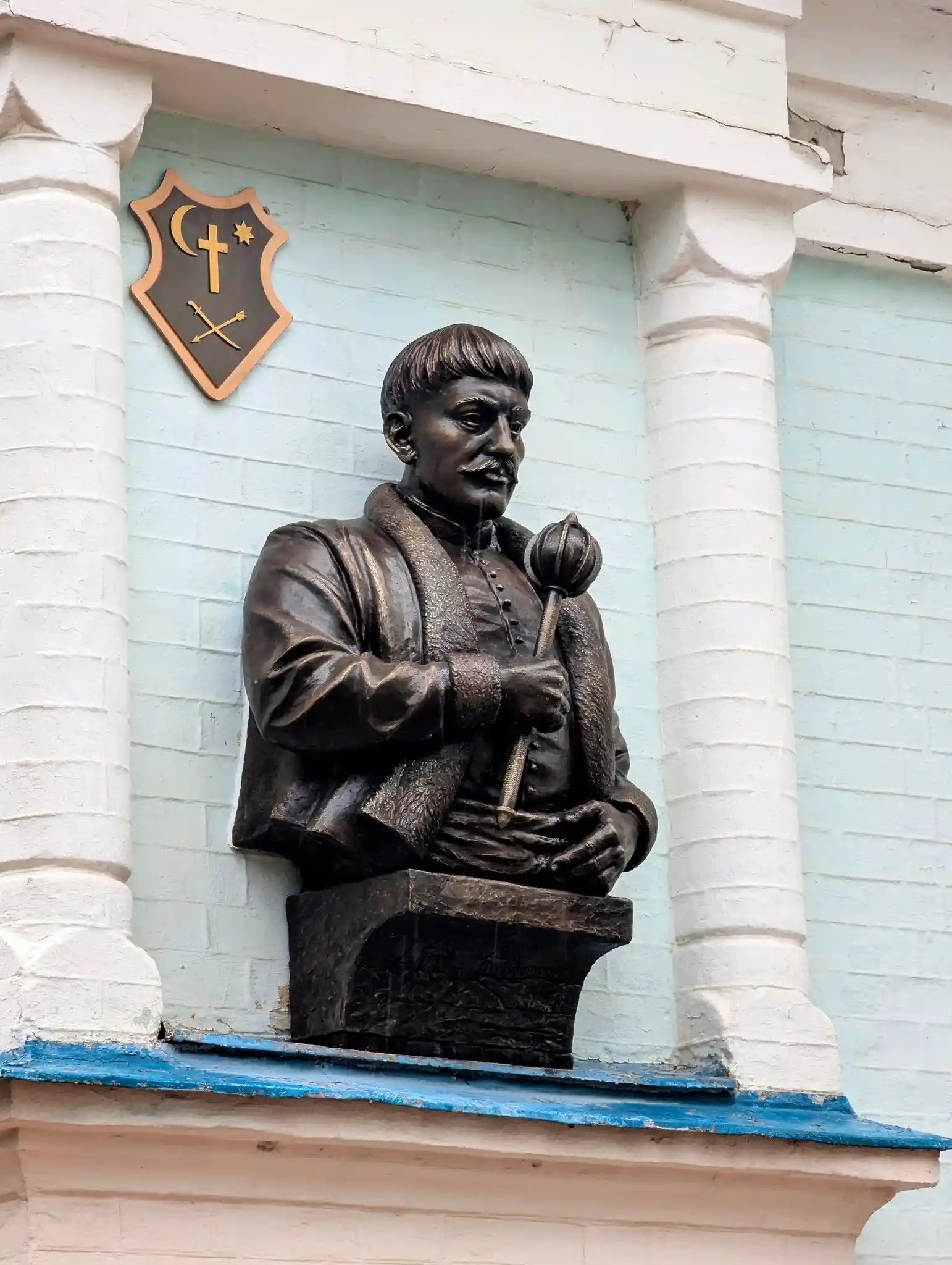 nova skulptura v Sumakh Нова скульптура на соборі в Сумах