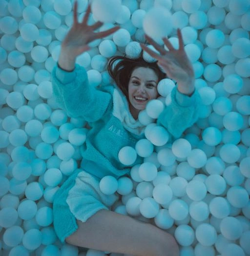 novi idei dlia Sum 1 Відвідувачка басейну з кульками