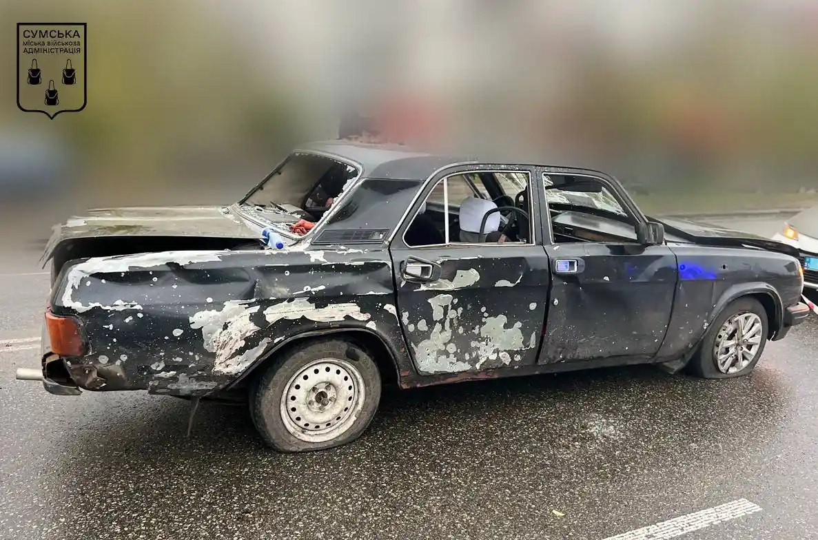 Пошкоджена машина внаслідок удару по Сумах