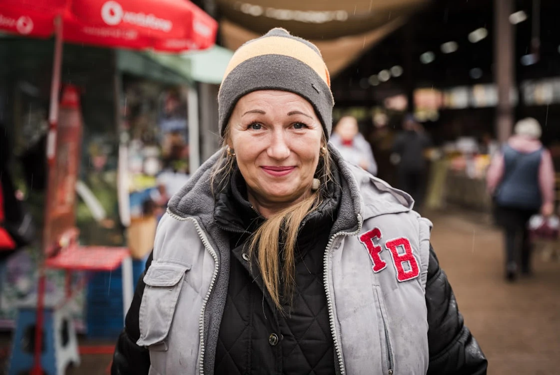 prodavchynia tetiana z lebedyna Продавчиня Тетяна з Лебедина всміхається й вітається з нами.