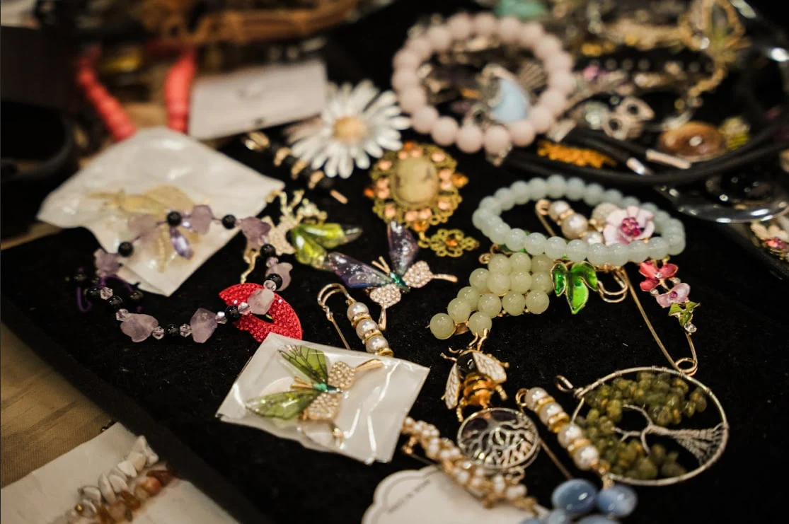 prykrasy oleny Олена продає прикраси у своїй крамничці.