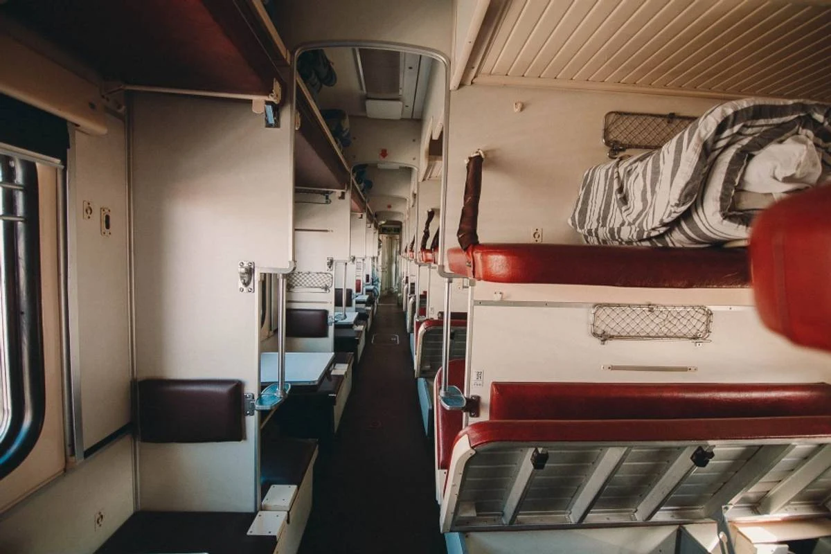 rosiiany obstriluiut zaliznytsiu na Smushchyni Так виглядає плацкартний вагон у потязі