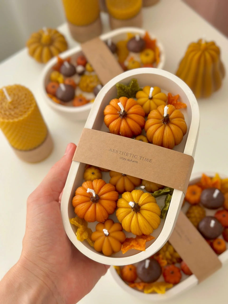 Сум'янка виготовляє гіпсові кашпо із маленькими свічками у формі гарбузів