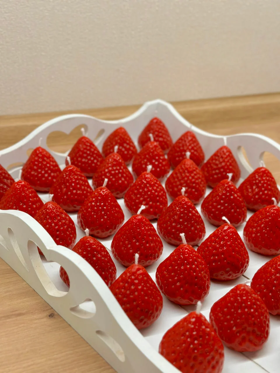 Свічки у формі полуниць від сумського бізнесу