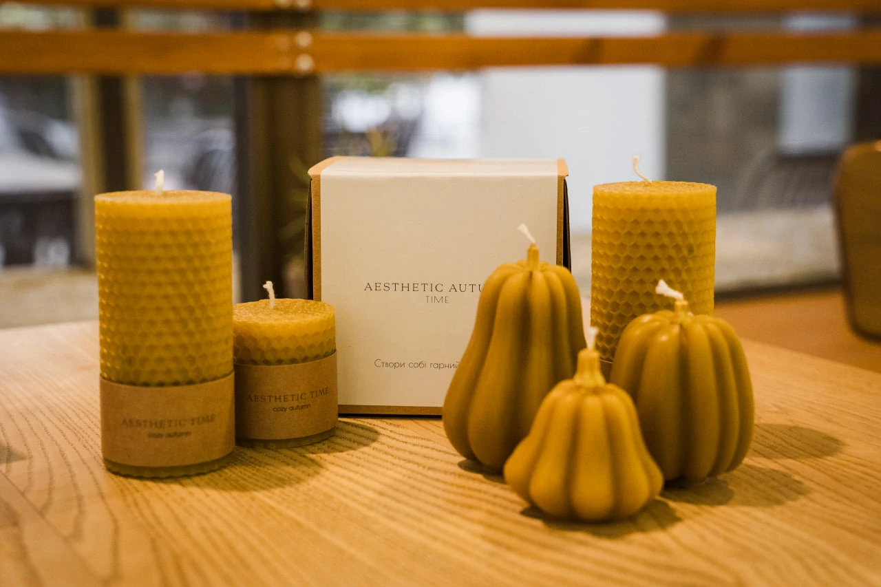 Сумська родина створила пасіку і почала виготовляти свічки з вощини