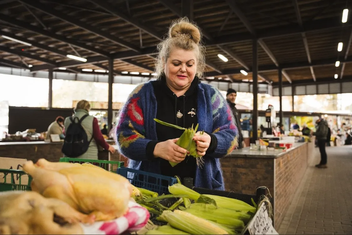 svitlana obyraiie kukurudzu Світлана пакує кукурудзу, ретельно вибираючи качани.