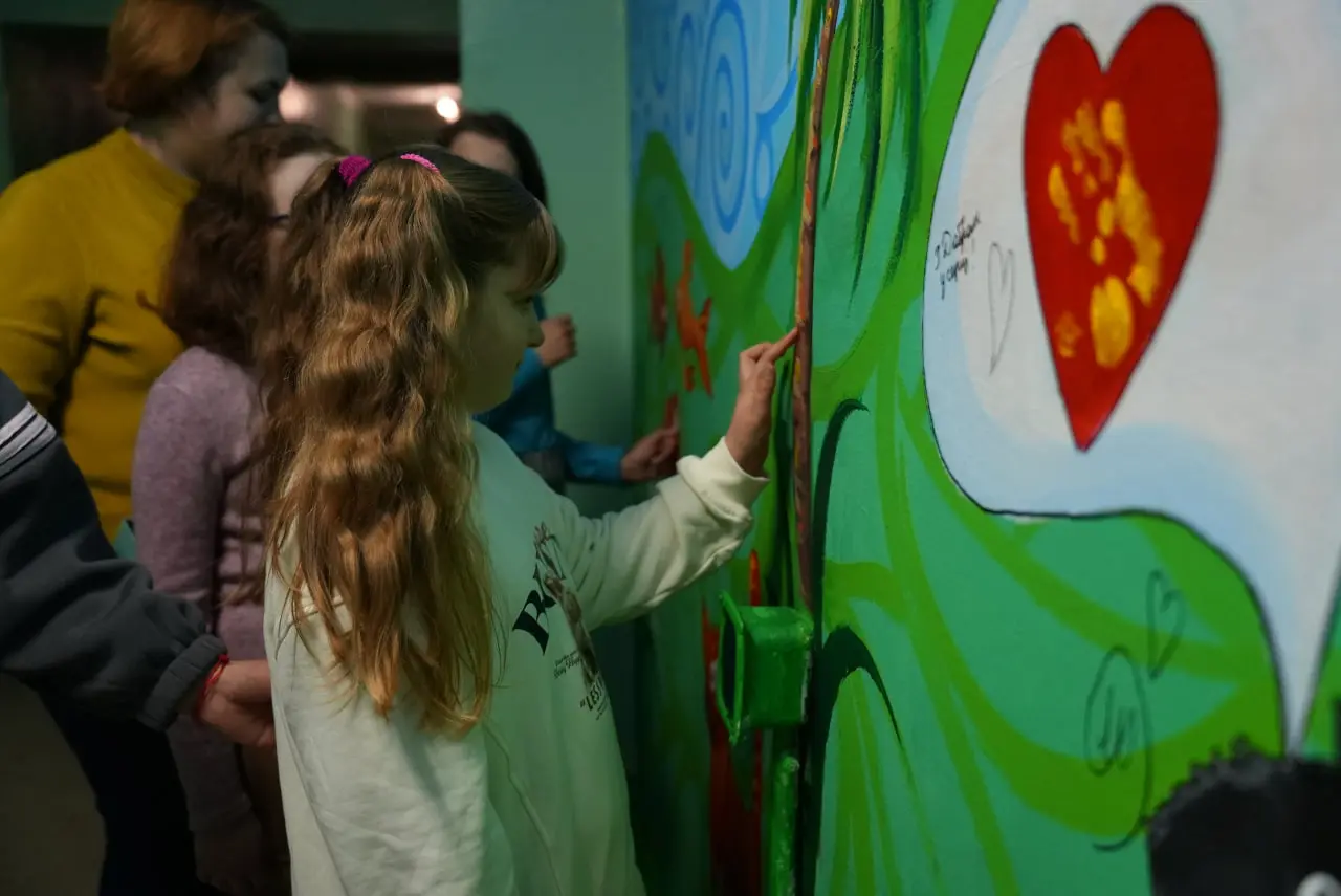 vikna v myr likarnya sumy діти малюють на стінах бомбосховища у Сумах